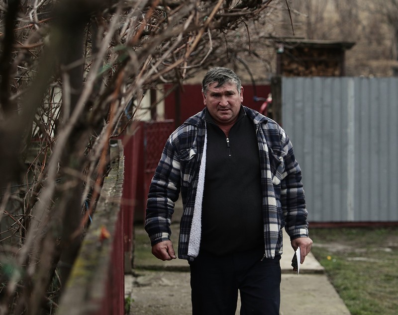 Sacrificiul neștiut al românilor care își cresc singuri copiii, în timp ce soțiile lor sunt la muncă în străinătate: „Nu mă pot uita când își face bagajele. Bărbat-bărbat, dar plâng mereu”