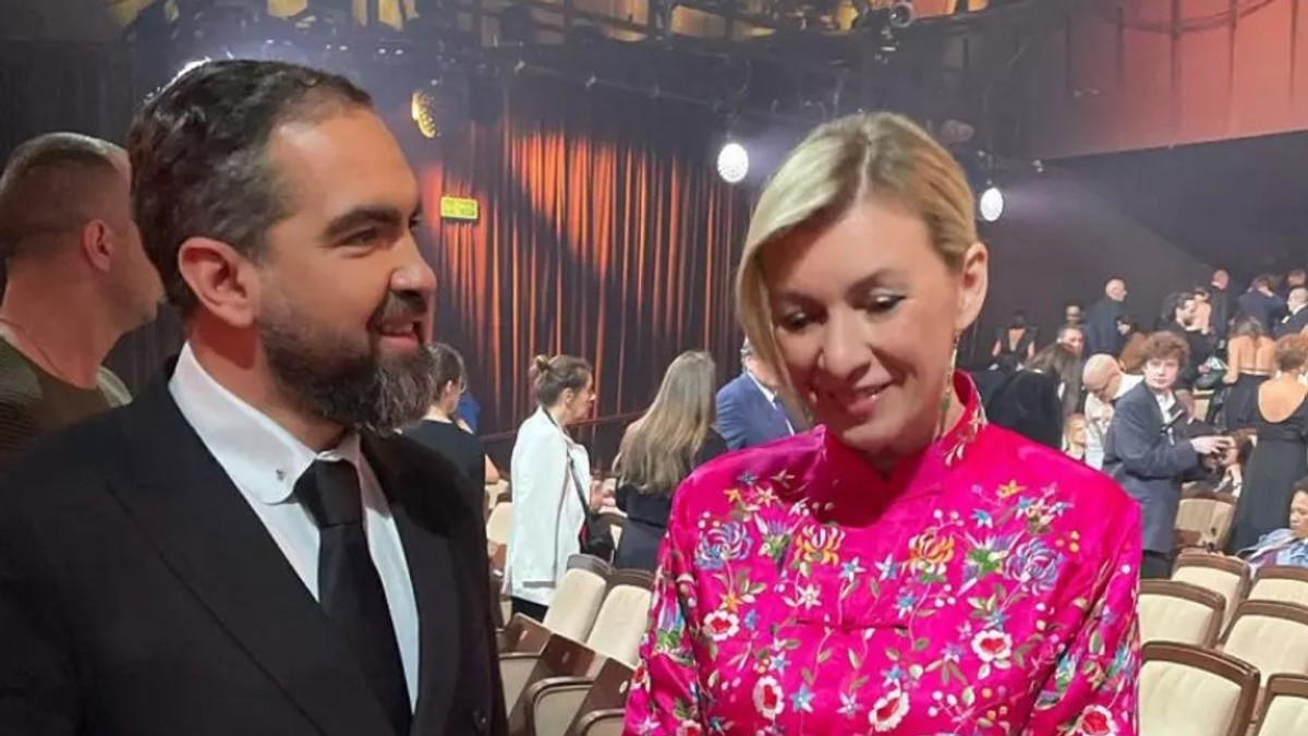 Preotul Ciprian Mega și purtătoarea de cuvânt a MAE rus, Maria Zaharova, la un festival de film la Moscova Captură Facebook/ Laura Irina Mega