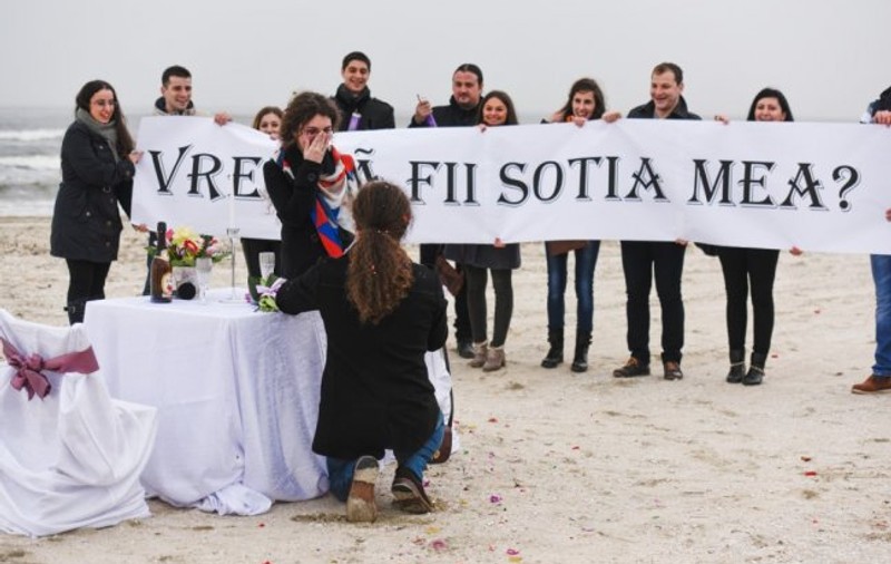 Cerere în căsătorie inedită! A pus marea întrebare pe plajă