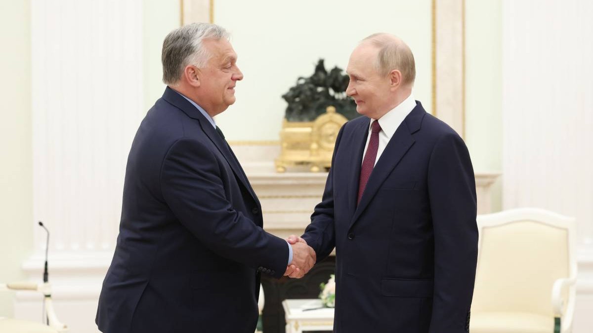 Viktor Orban (stânga) dă mâna cu Vladimir Putin în cursul unei vizite la Kremlin Foto: Hepta