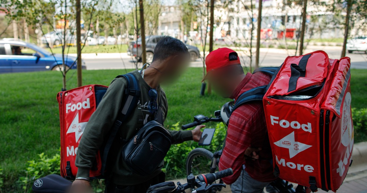 Livratorii din București care-ți aduc mâncarea la ușă. Fotografii de Vlad Chirea