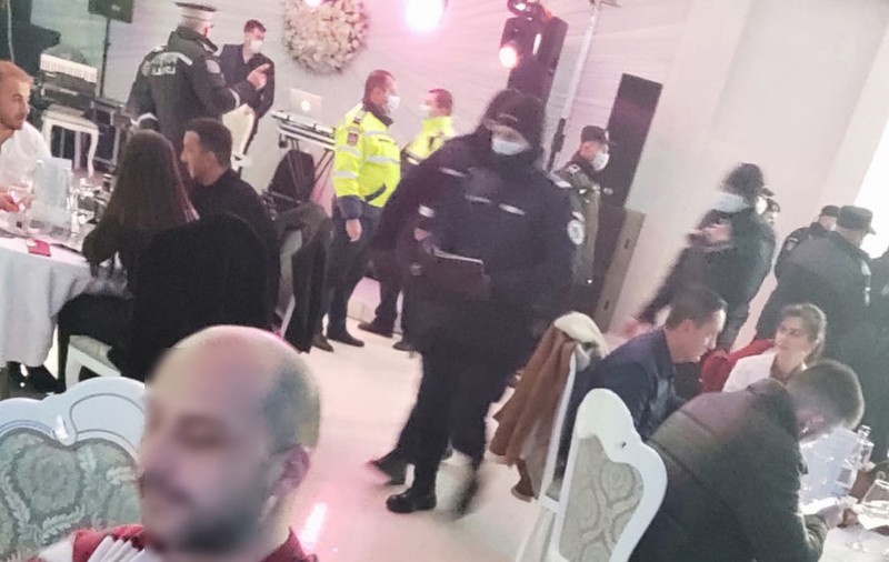 VIDEO | Petrecere de Ziua Îndrăgostiților cu 160 de invitați, oprită de polițiștii din Dej. Forțele de ordine au intervenit de două ori