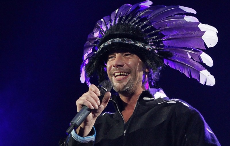 Solistul Jamiroquai şi-a pierdut pălăria la Mamaia. Cine o găseşte primeşte un iPhone 4!