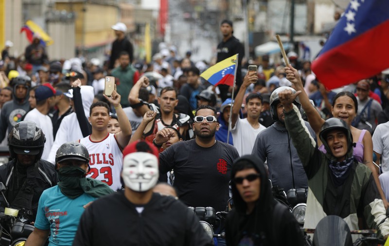 Maduro susține că este ținta unei „lovituri de stat” și recheamă personalul diplomatic din șapte țări. Patru morți în protestele din Venezuela