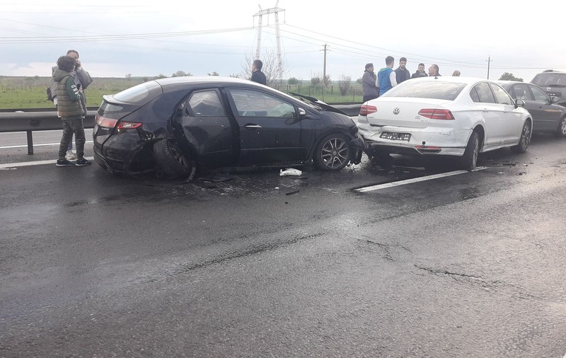 Accident în lanț cu trei mașini pe Autostrada A1 București - Pitești. O persoană a fost rănită