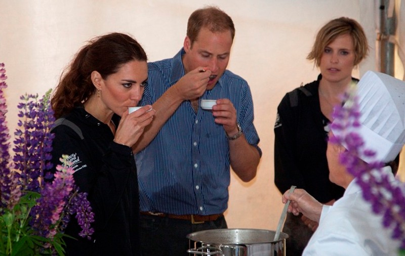Află câţi bani trebuie să scoţi din buzunar pentru a lua masa alături de Kate, William şi Harry!