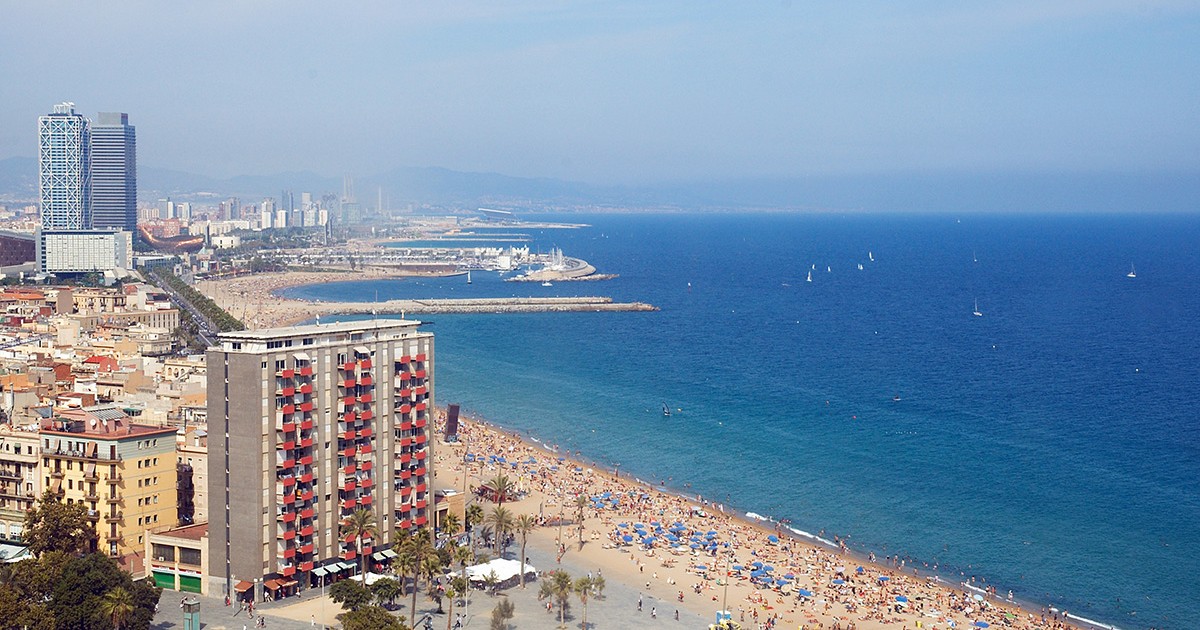 Imagine de ansamblu cu plaja plină de oameni din Barcelona, Spania.