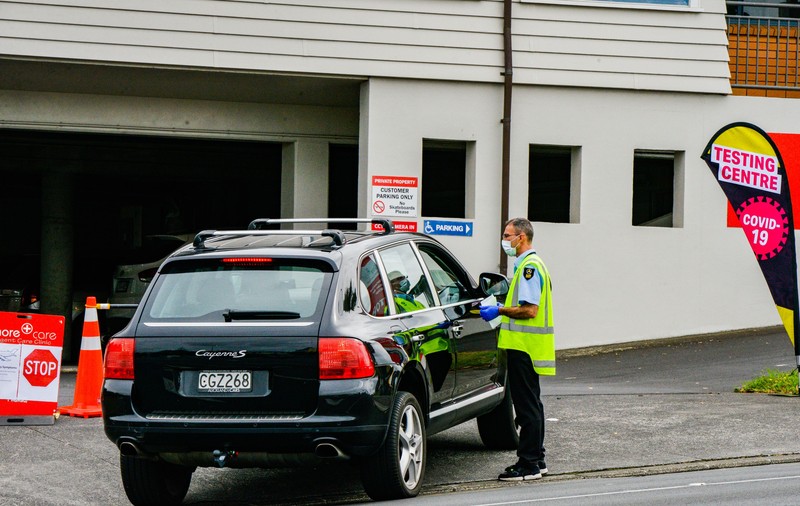 Neozeelandezii sunt îndemnați de premier să-i certe pe cei care încalcă restricțiile privind COVID-19