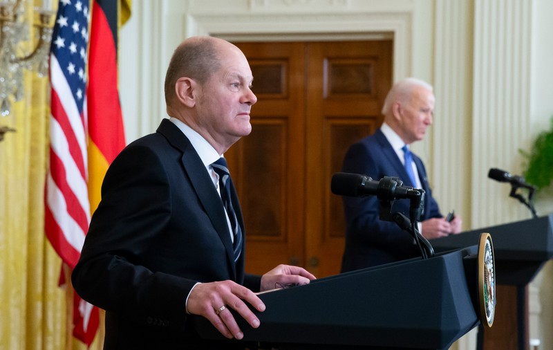 „Opțiunea nucleară”, amânată. Cum au explicat Biden și Scholz ezitarea de a elimina Rusia din sistemul SWIFT