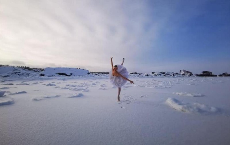 Protest prin artă pe un lac din Rusia. O balerină a dansat pe „Lacul lebedelor”, la -15 grade Celsius
