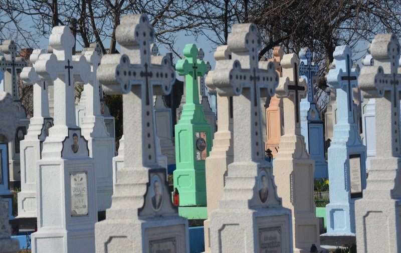 Un bărbat a fost găsit mort într-un cimitir din Dolj. S-a spânzurat de crucea unei rude