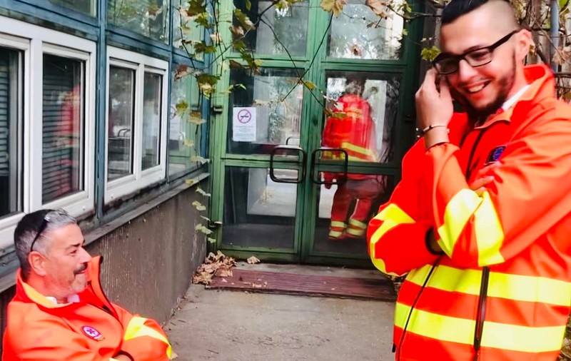Un bărbat a chemat ambulanța din cauza țipetelor unei femei din apartamentul vecin, la Budapesta. Ce au găsit paramedicii în interior