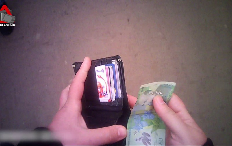 EXPERIMENT / Ce mai faci azi cu un leu? Cumperi o felie de parizer sau mergi 500 de metri cu taxiul! /CAMERA ASCUNSĂ