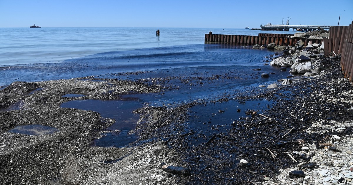 Dezastru ecologic la Tuapse, oraș în largul căruia a fost lovit petrolierul. Rafinăria din Tuapse a fost puternic lovită de ucraineni. Imagine cu caracter ilustrativ Foto: Profimedia