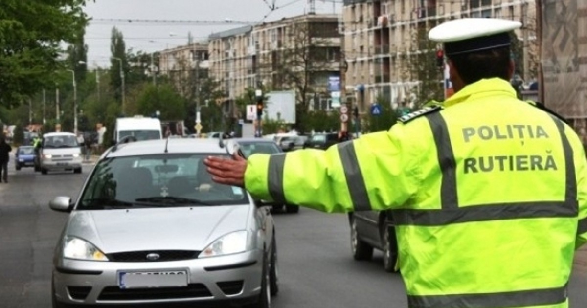Polițiștii din Olt au oprit cu focuri de armă un șofer beat și fără permis. Un polițist rutier tocmai trage o mașină pe dreapta