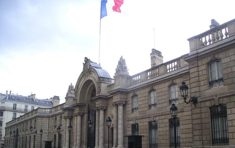 JAF ARMAT lângă Palatul Elysée, din Paris
