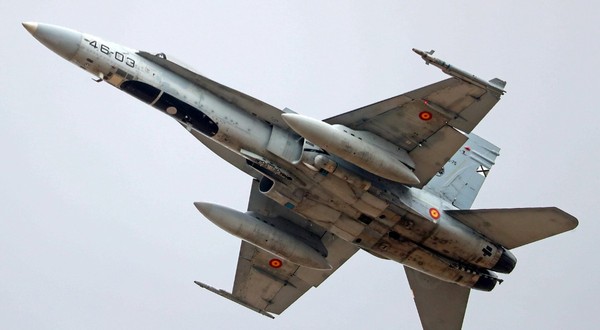 Imaginea prezintă partea inferioară a unui avion de vânătoare F/A-18 Hornet al Forțelor Aeriene Spaniole în timpul zborului pe cer.