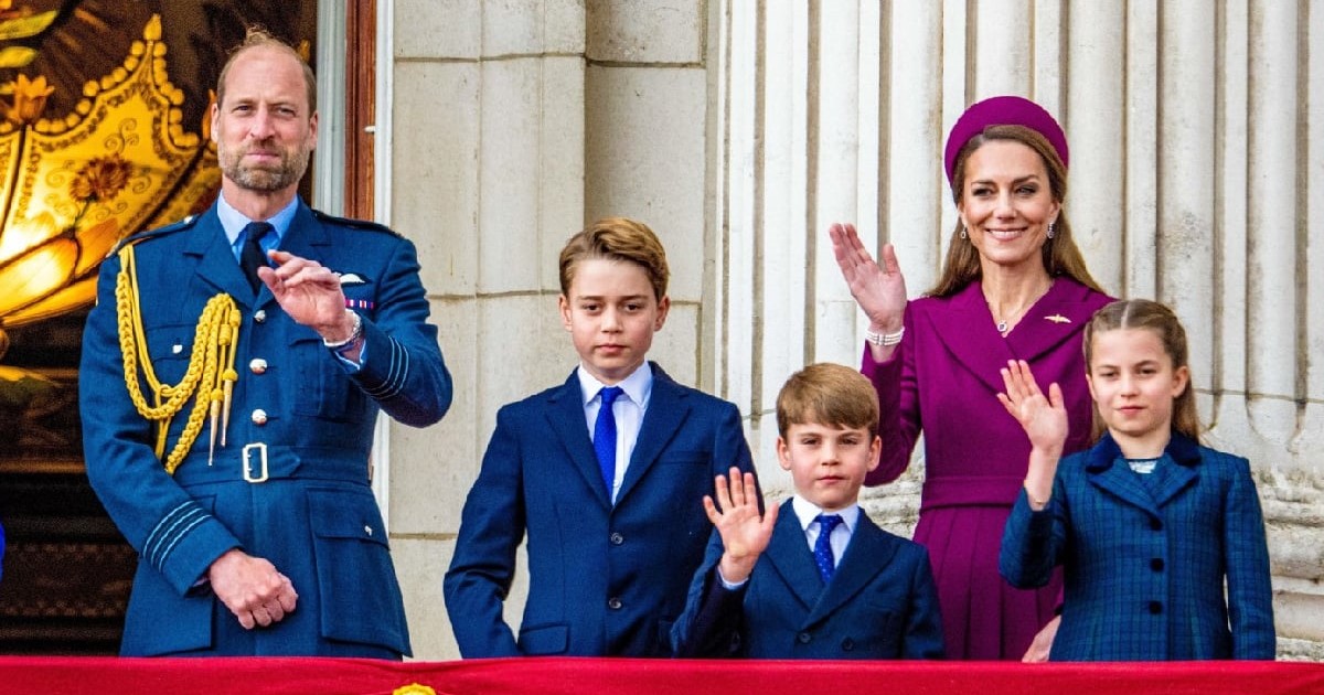 Familia regală britanică, Prințul William și Kate Middleton, împreună cu cei trei copii ai lor, George, Charlotte și Louis, salutând publicul de pe un balcon oficial.