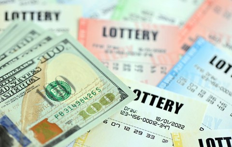 Un bărbat a găsit un bilet câștigător la Loto, l-a returnat, apoi a câștigat 586.000 de dolari