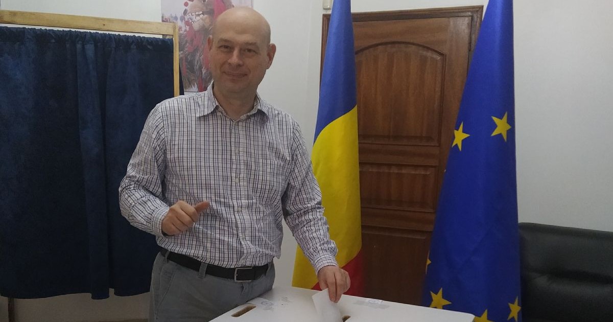 Un bărcat introduce buletinul de vot în urna la alegerile prezidentiale