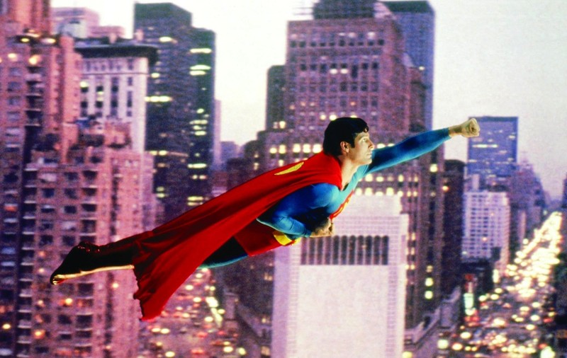 Pelerina purtată de Christopher Reeve în filmul "Superman", vândută la licitație. Ce sumă s-a plătit pentru ea