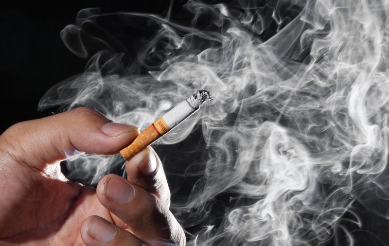 Amenzi pentru românii care fumează în scara blocului