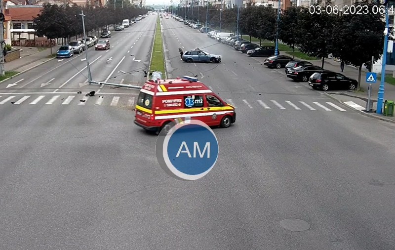 Un echipaj SMURD a ajuns în 15 secunde la locul unui accident produs de un șofer drogat și fără permis, în Drobeta-Turnu Severin | VIDEO