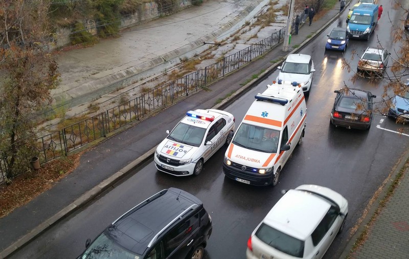 Un bărbat din Neamț a căzut în râu după ce s-a rupt căruța. Pompierii l-au găsit agățat de piciorul podului