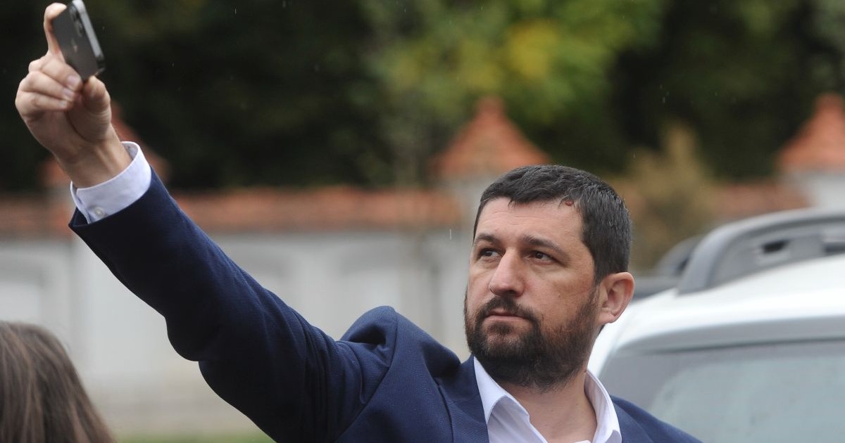 Marius Dorin Lulea filmează cu telefonul în timp ce liderul AUR, George Simion, dă o declarație de presă