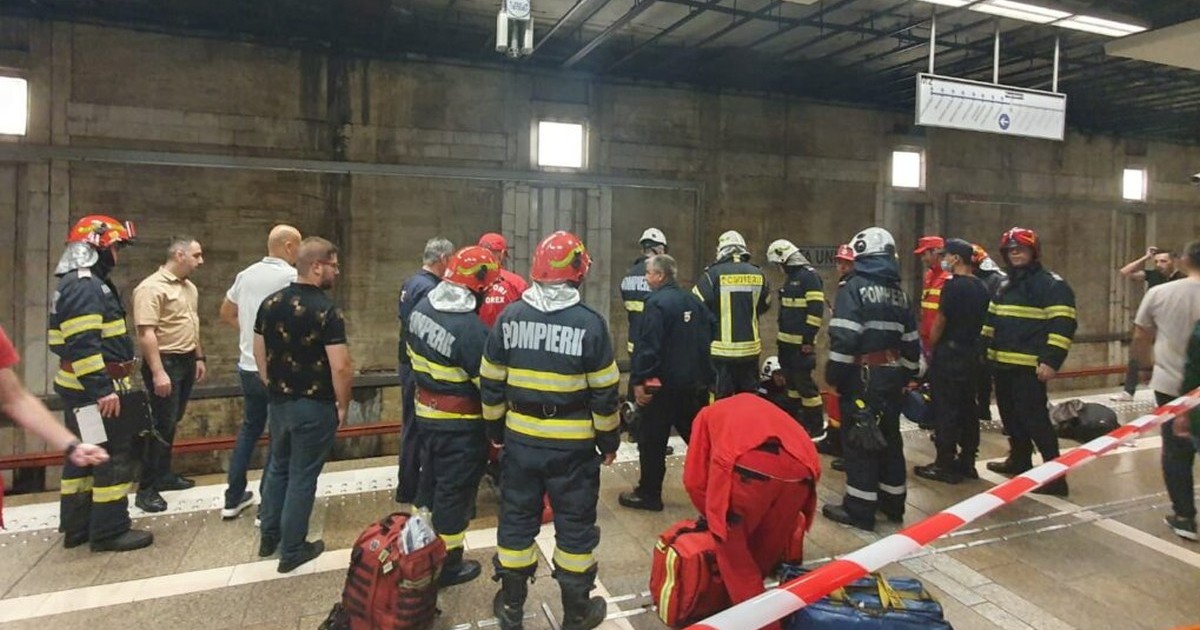Incident la metroul bucureștean. Un călător s-a legat cu cătuşe de şine la staţia Piaţa Unirii 2. Foto: mainnews.ro