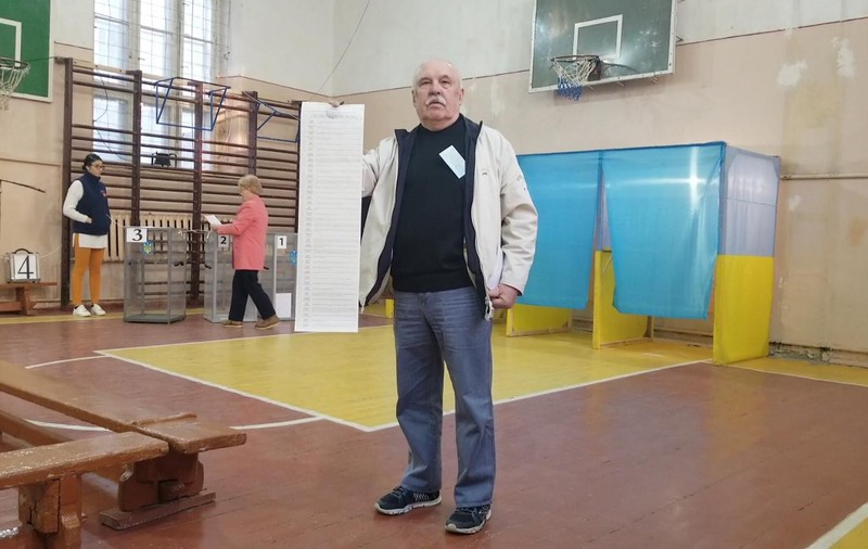 Imaginile zilei vin din Ucraina. Buletine de vot cât un papirus și mese întoarse invers ca să încapă lista cu toți candidații!