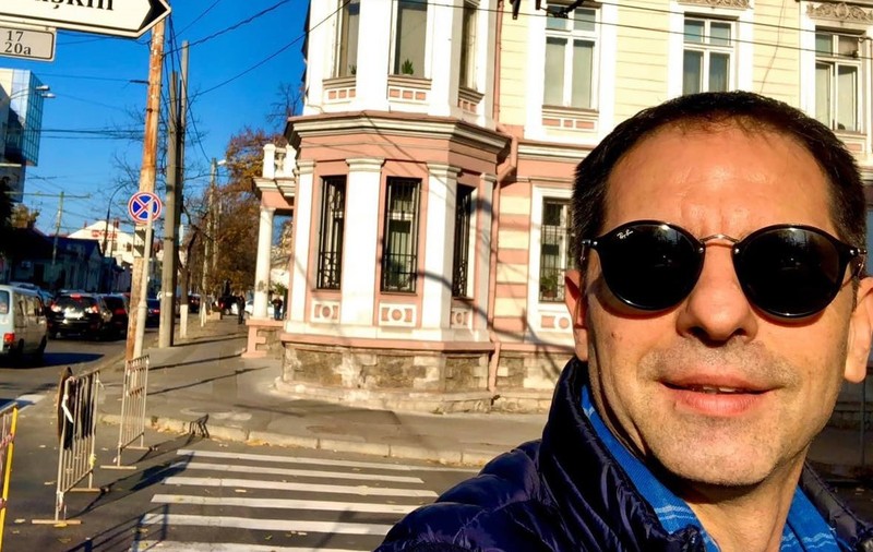 Pe ce produs a ajuns fața lui Dan Negru în Republica Moldova. „Nu m-a întrebat nimeni. Minciuna e în etichetă”