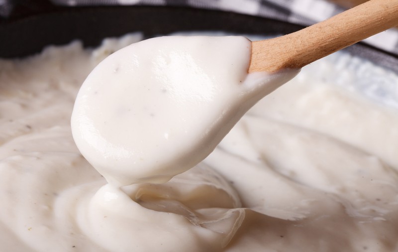 Sos bechamel. Cum se face și în ce rețete îl poți folosi