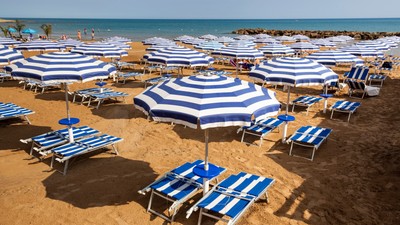 umbrele-sezlonguri-plaja