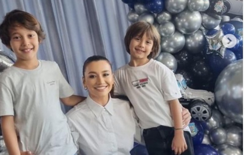 Program TV de sărbători Antena Stars. Claudia Pătrășcanu va apărea pe micul ecran alături de Nicolas şi Gabriel, băieții ei