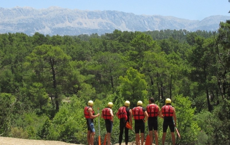 Foto | Pretendenţii Burlăciţei se întrec într-o cursă de rafting