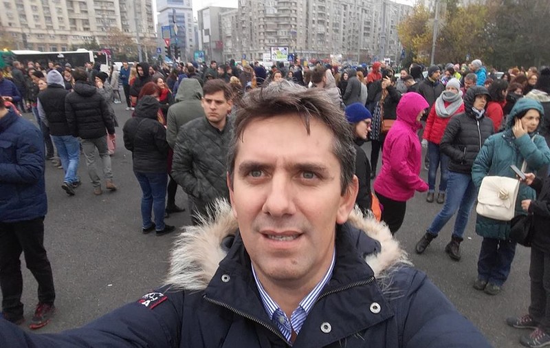 UPDATE. PNL face joi un lanț uman în jurul Parlamentului, în timpul dezbaterii moțiunii de cenzură