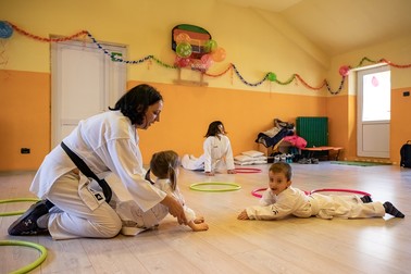 La cursul de karate, copiii învaţă să-şi controleze şi emoţiile, şi mişcările
