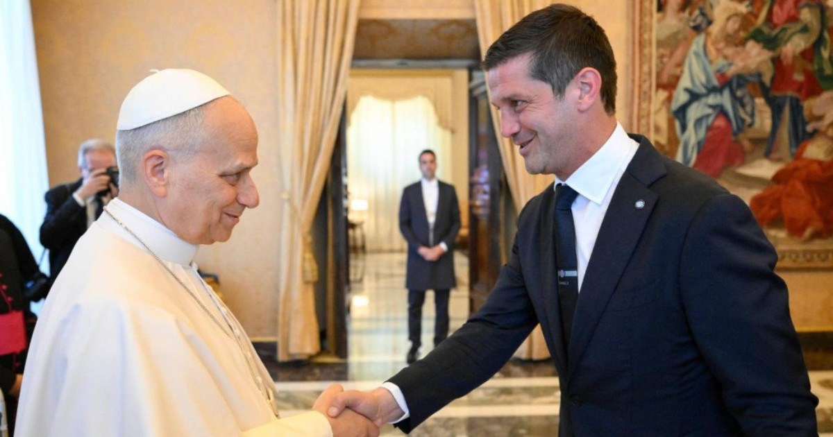 Papa Leon al XIV-lea și Cristi Chivu în timp ce dau mâna și zâmbesc.