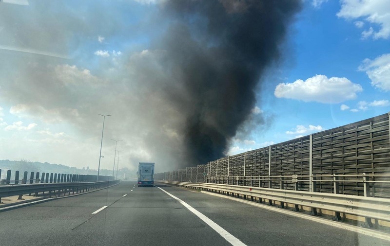 Incendiu de vegetaţie uscată în Arad. Focul s-a extins spre autostradă și a cuprins panourile fonoabsorbante de pe margine
