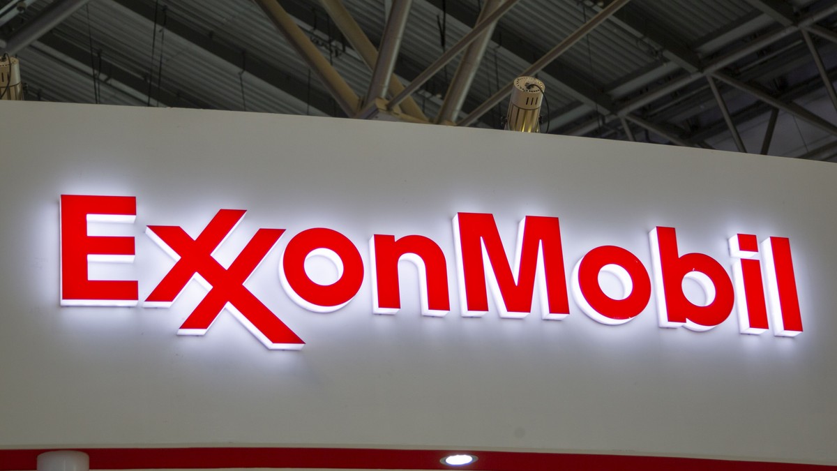 ExxonMobil și Chevron au discutat o posibilă fuziune anul trecut, după colapsul prețului petrolului. Ambele au trecut prin România. Sigla ExxonMobil