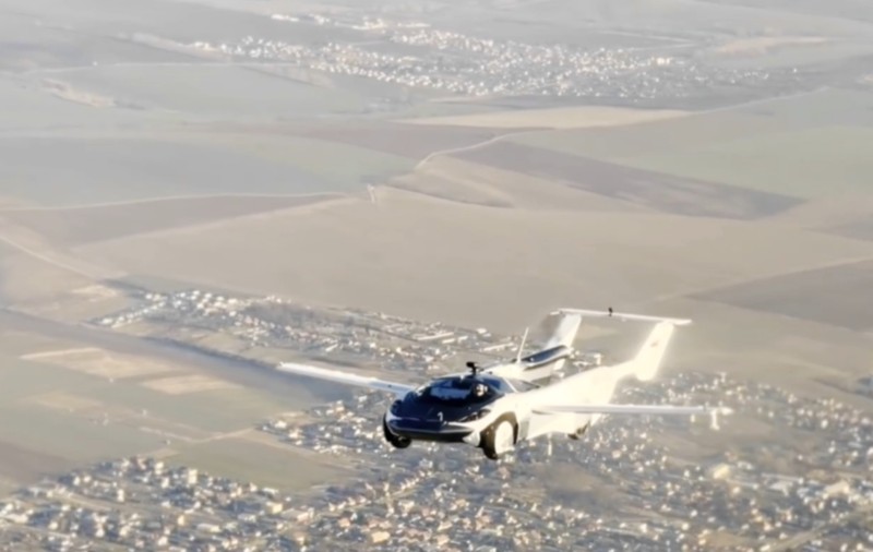Mașină zburătoare care se poate transforma din automobil în avion în doar trei minute. Prețul nu e chiar unul mic