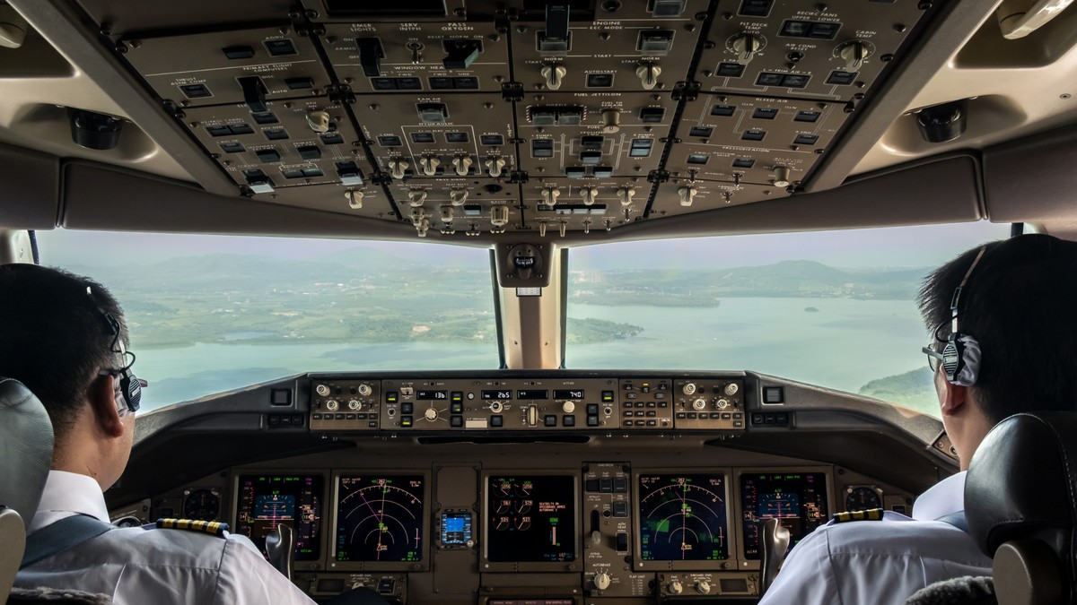 ce Loc ocupa comandatul in aeronava