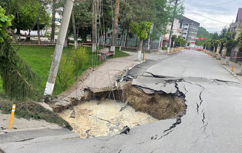 Încep forajele în apropierea străzii surpate din Slănic. Ce spune prefectul de Prahova despre blocurile din zonă