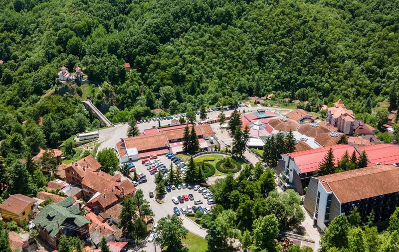 Stațiunea din Serbia unde te poți caza cu 50 de lei și beneficiezi de băile cu „apa cea mai tămăduitoare”