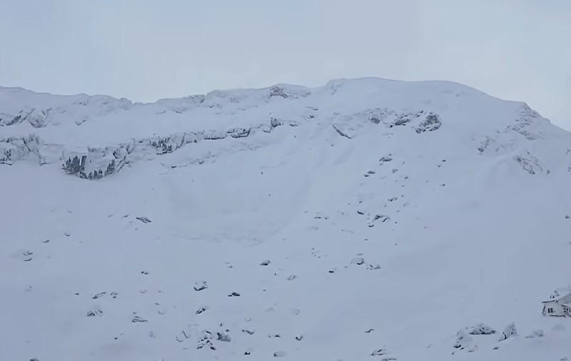 Avalanșă de mari dimensiuni la Bâlea Lac, declanșată de doi schiori, în Munții Făgăraș