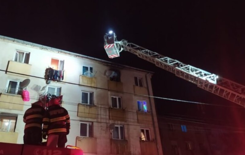 Incendiu într-un bloc din Hunedoara. Peste 70 de persoane au părăsit clădirea