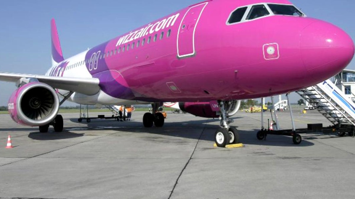 Wizz Air va opera patru noi curse spre Europa. Aeronavă Wizz Air, pe pista unui aeroport