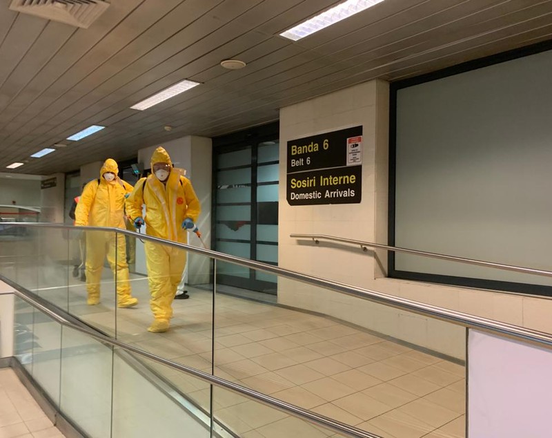 Măsuri de dezinfecție pentru coronavirus pe Aeroportul Otopeni. Ce se întâmplă în zona pe unde vin pasageri din alte țări cu COVID-19