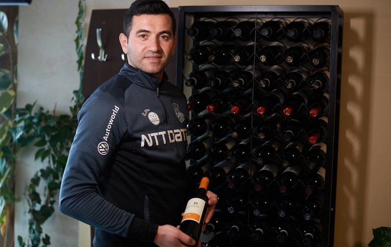 Nuno Claro are un restaurant cu soția sa, Teodora, recomandând diverse sortimente de vin clienților